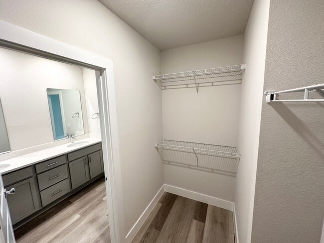 Building Photo - 6 Slate Wood Ct