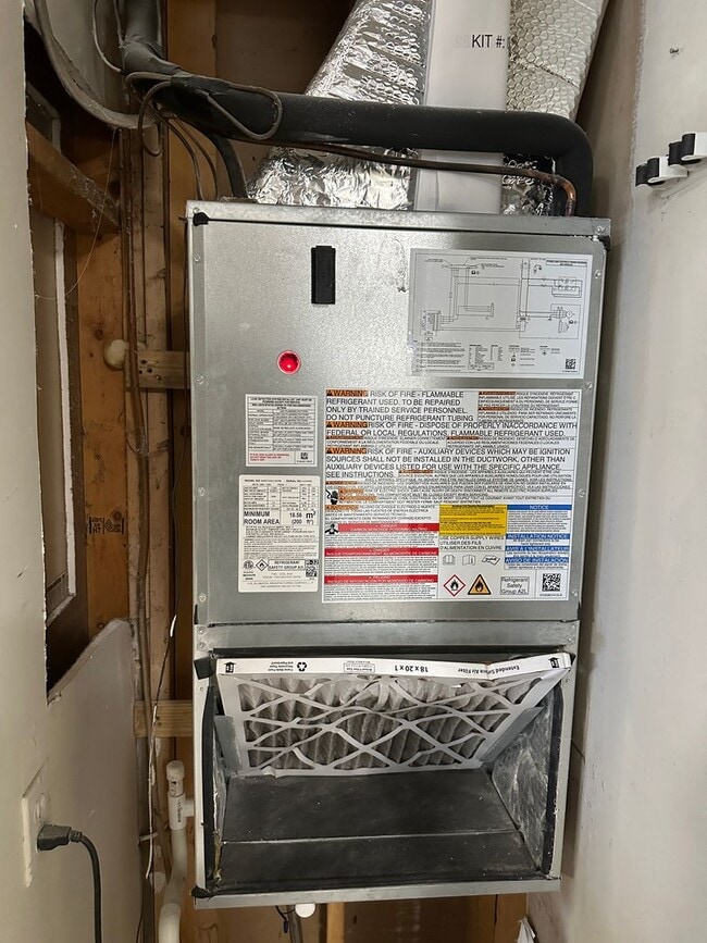 Building Photo - Freshly Updated 4 Bedroom Lower-Level Unit in Oak Ridge – Spacious & Move-In Ready