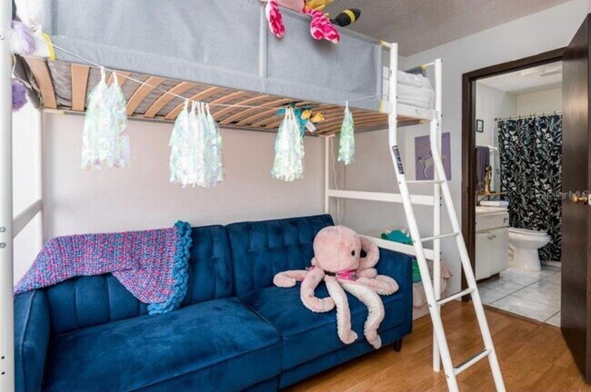 Building Photo - "Charming 2-Bed Townhouse with Modern Comforts in Orlando's Heart"