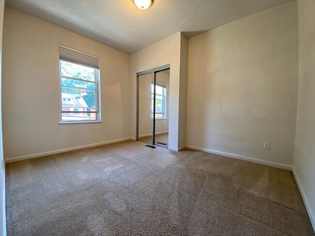 Building Photo - Spacious Four Bedroom in Squirrel Hill! Close to CMU! Ample Natural Light! Call Today!