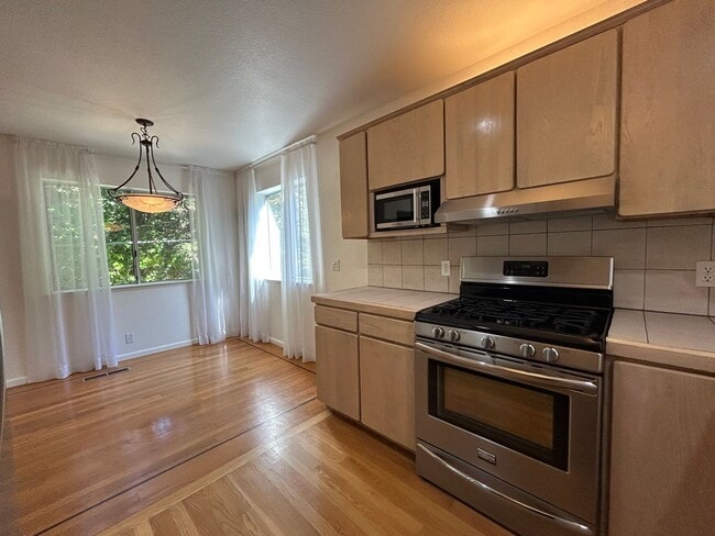 Building Photo - 2 Bed, 2.5 Bath Walnut Creek Home – Peacef...