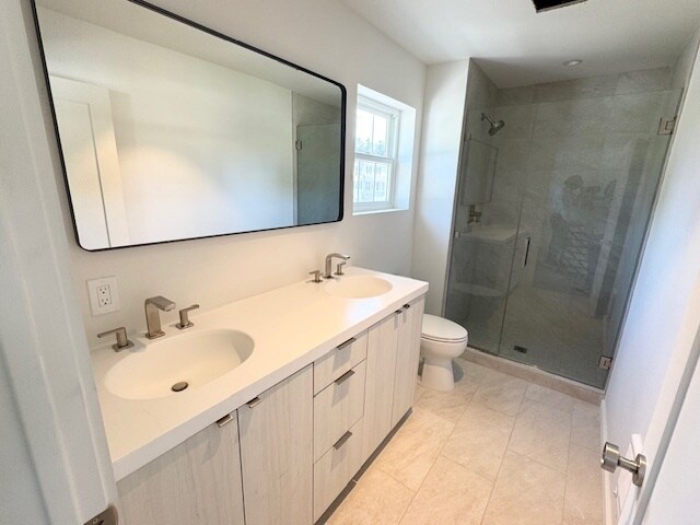 Building Photo - 784 Farmington Ave