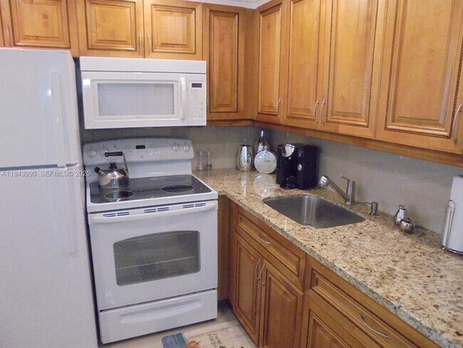 Building Photo - 400 Brighton J