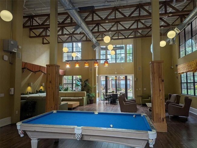 Building Photo - 911 N Orange Ave