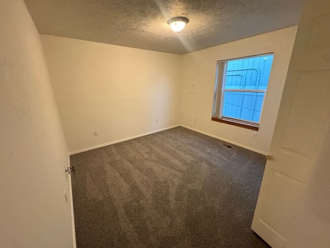 Building Photo - 807 E Mission Ave