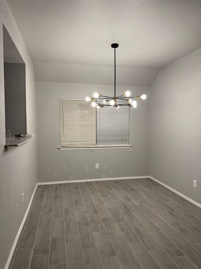 Building Photo - Remodeled 3 Bedroom Plus Bonus Room - Comi...