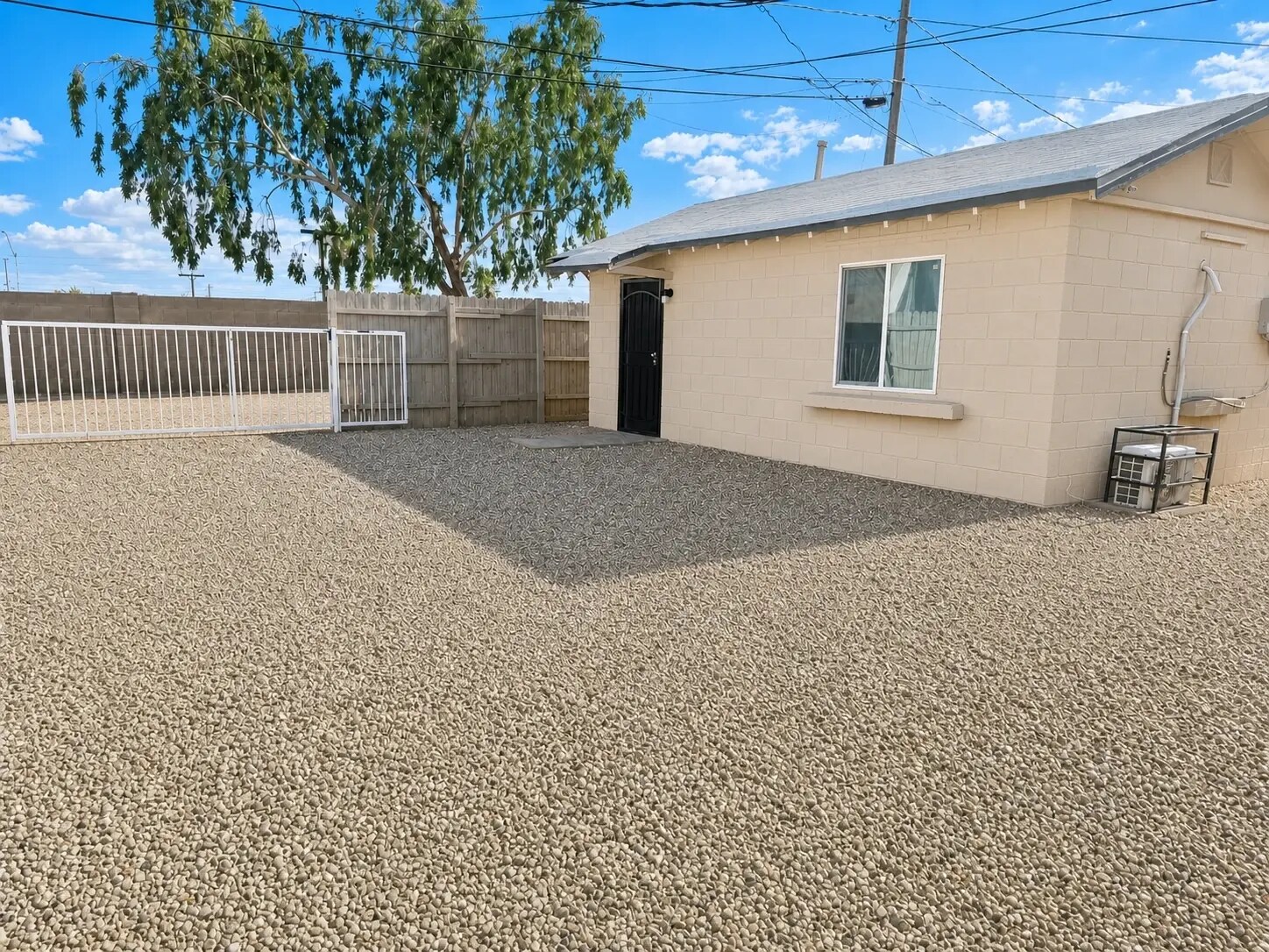 Private Yard - 421 W 9th St