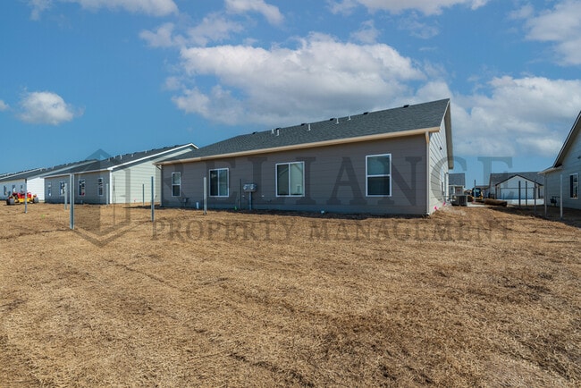 Building Photo - 5123 N Cypress St