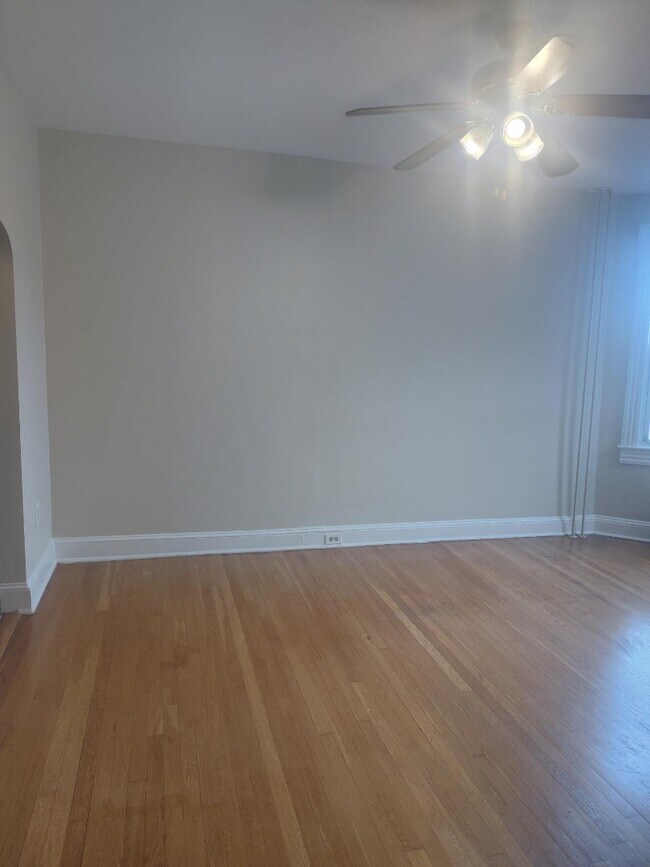 Building Photo - Spacious and sunny studio unit ready for move-in