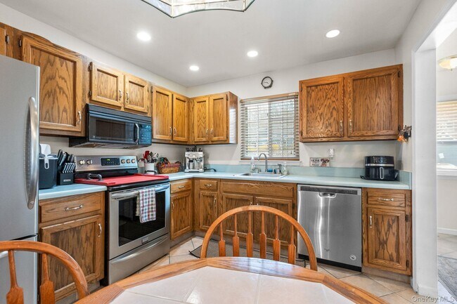 Building Photo - 702 Somerset Knoll