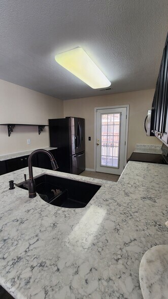 Kitchen - 833 Plantation Dr