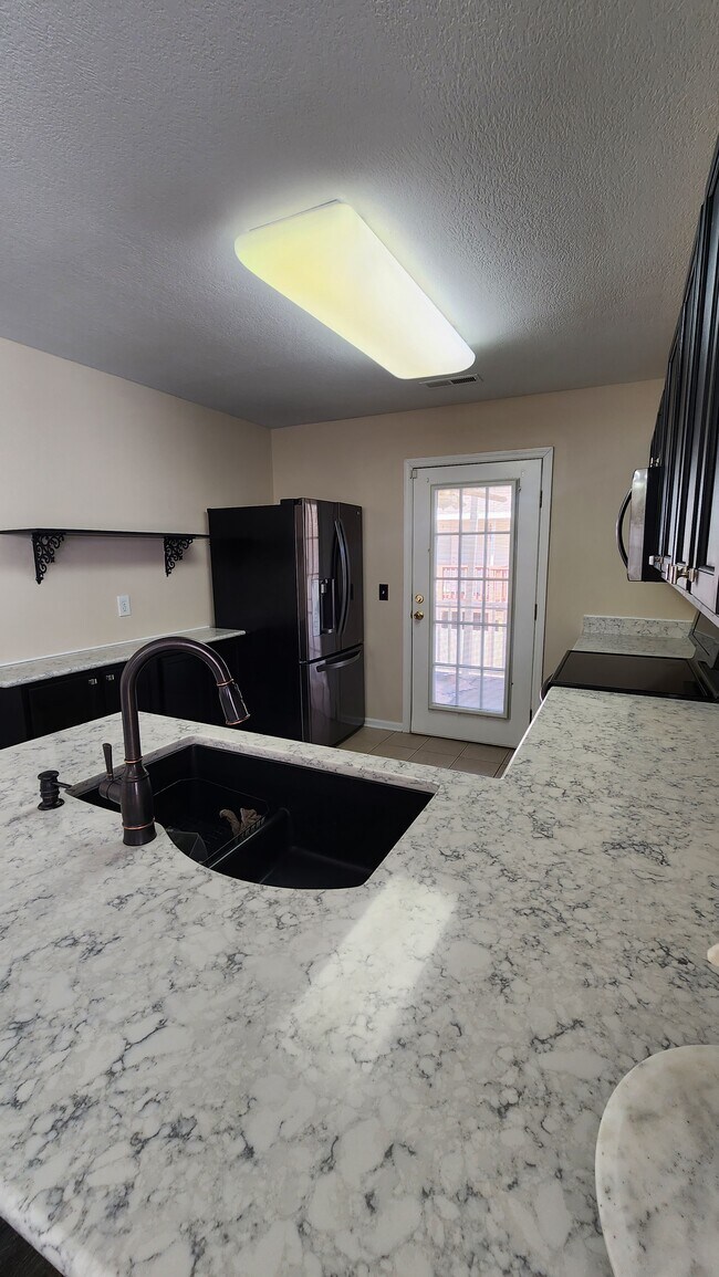 Kitchen - 833 Plantation Dr