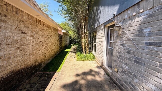 Building Photo - 2022 Creek Valley Ln