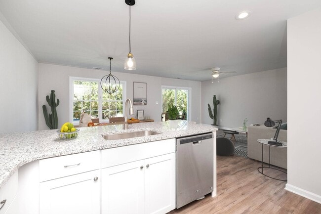 Building Photo - 2740 Village Dr