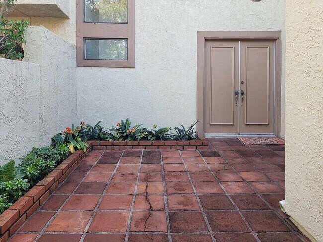 Building Photo - 8396 Sunbeam Cir