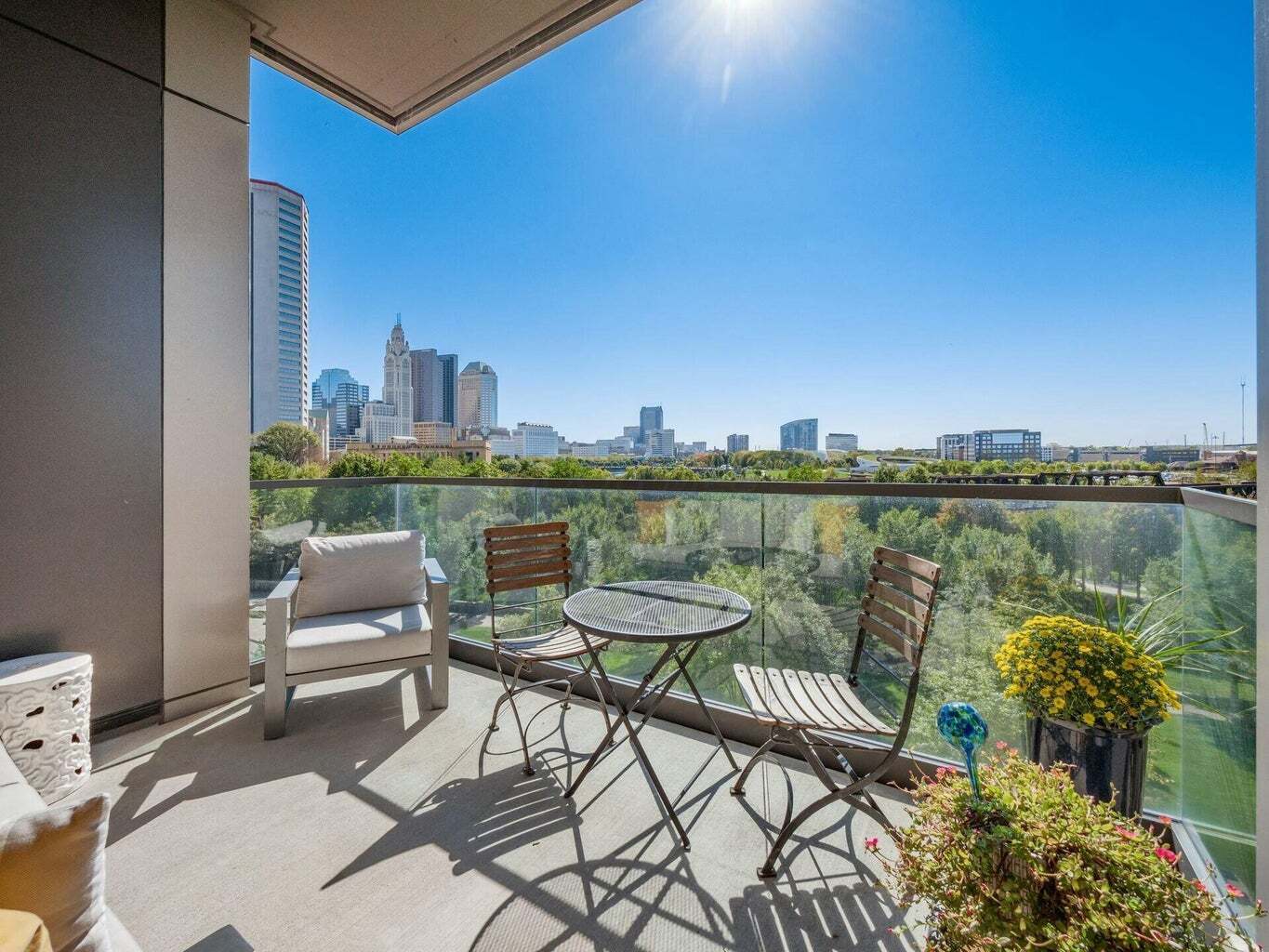 Building Photo - 250 W Spring St