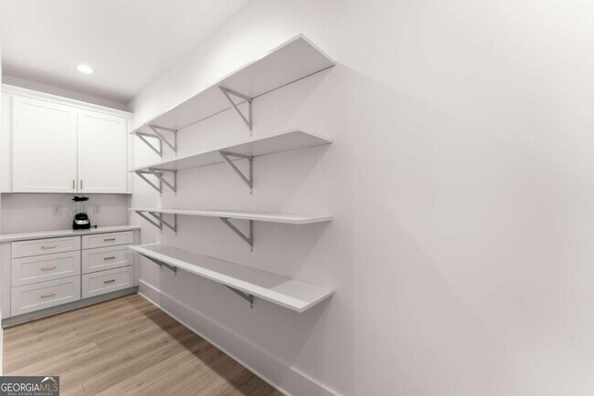 Building Photo - 151 S Pointe Dr