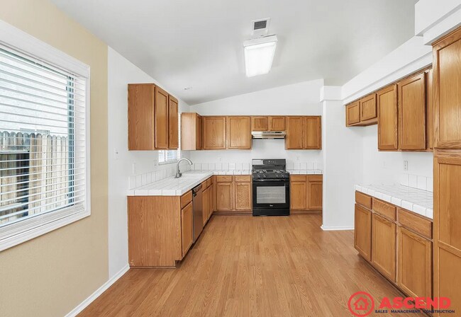 Building Photo - Charming 3BD/2BA Home in Bakersfield 93312 – Sewer & Trash Included!