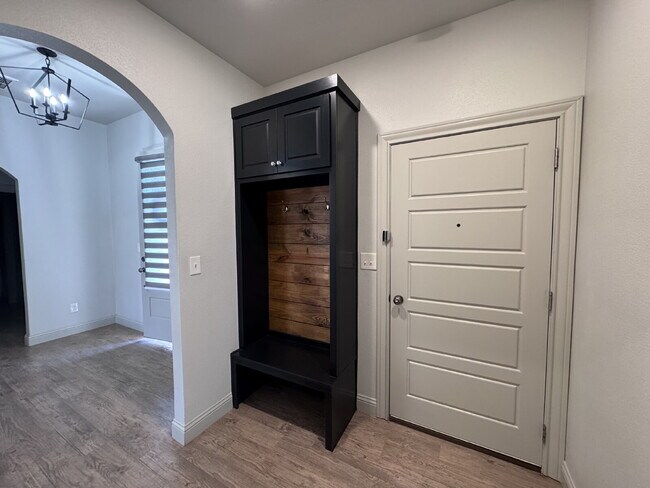 Building Photo - Stunning 4-Bed Home with Cozy Fireplace!