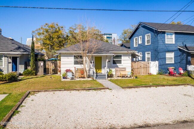 Building Photo - 909 Cedar St