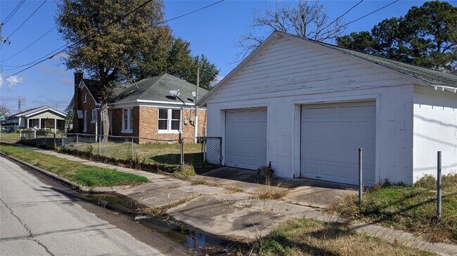 Building Photo - 3229 Wisconsin St