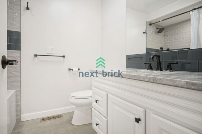 Building Photo - 3 Bed, 2.5 Bath Single Family Available fo...