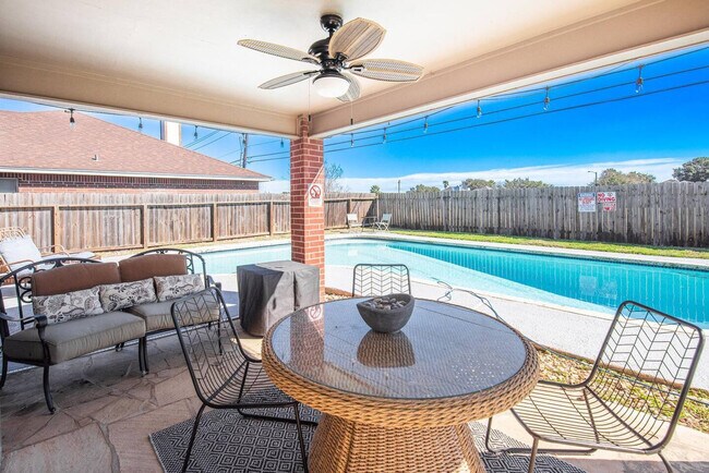 Building Photo - 7418 Lake Livingston Dr