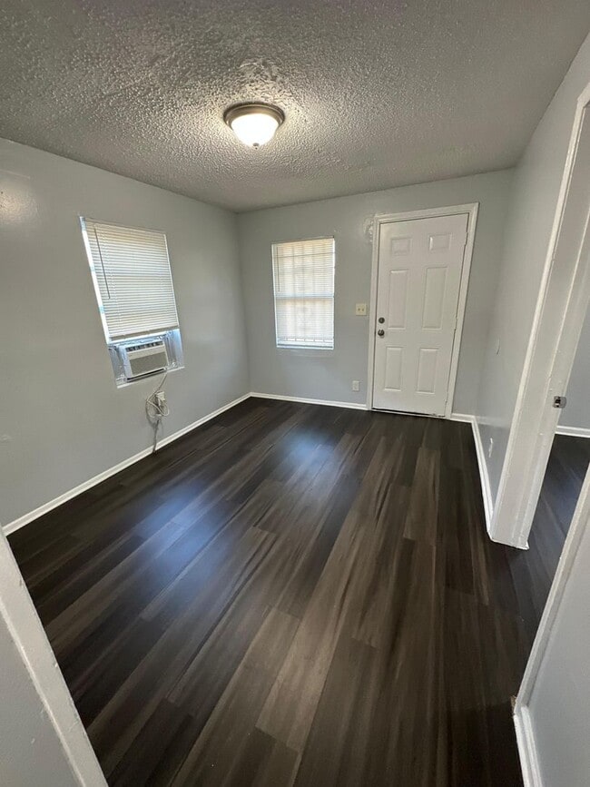 Building Photo - 1528 Mt Herman St