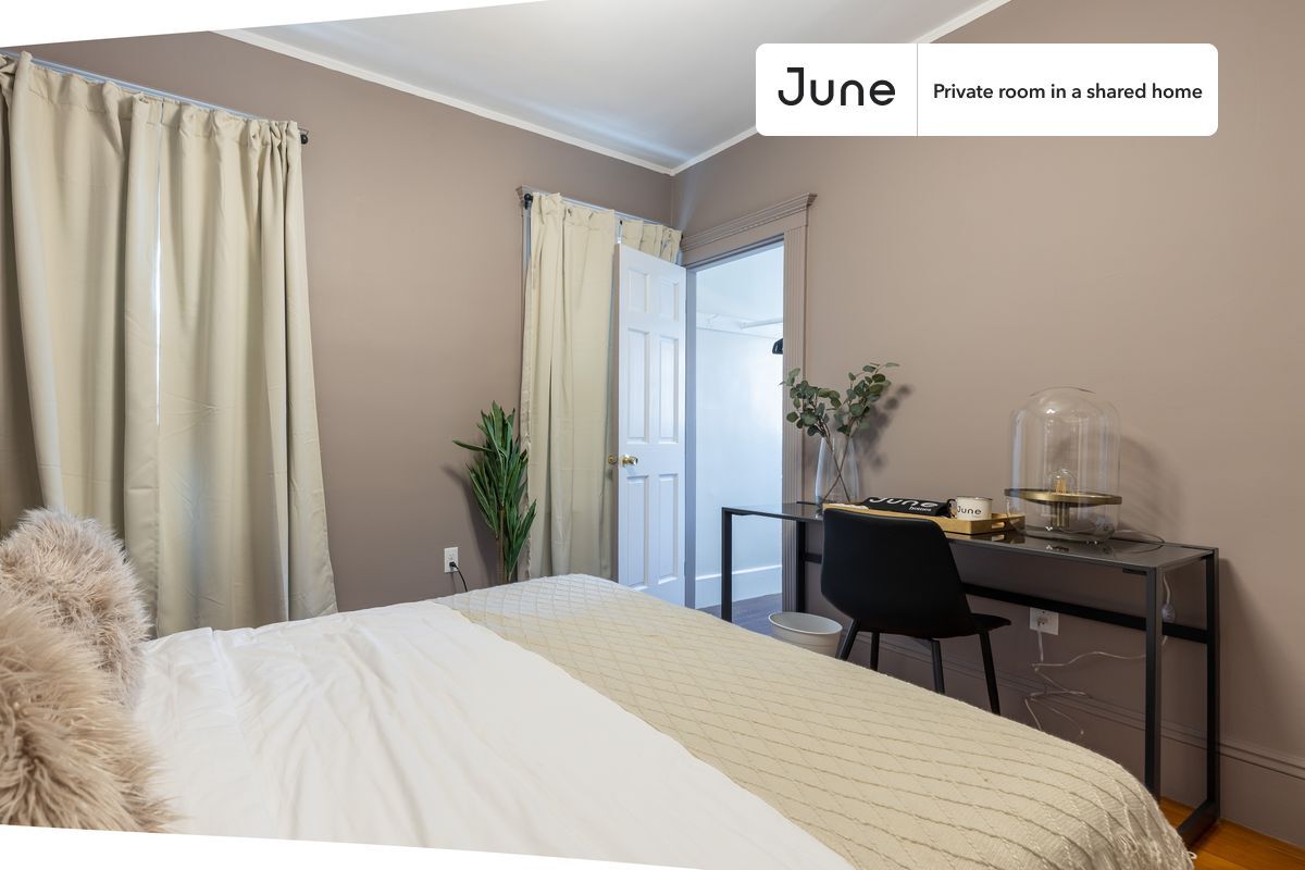 Building Photo - Room in Shared 3 bed/1 bath home