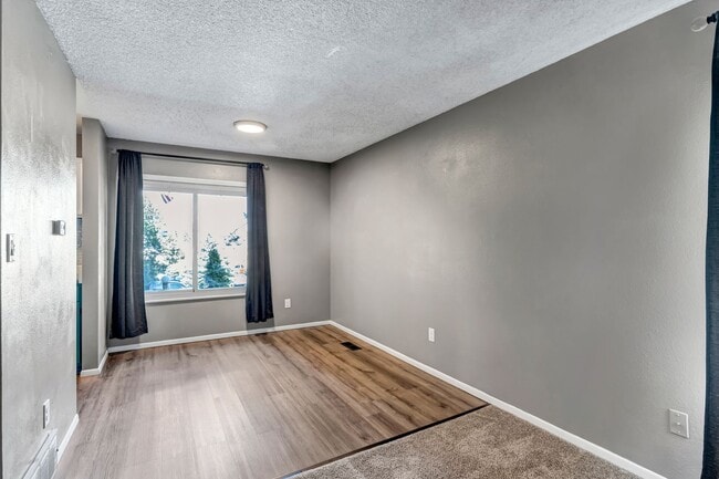 Building Photo - Skyway Condo, 2 Bed, 1.5 Bath, Secure Building