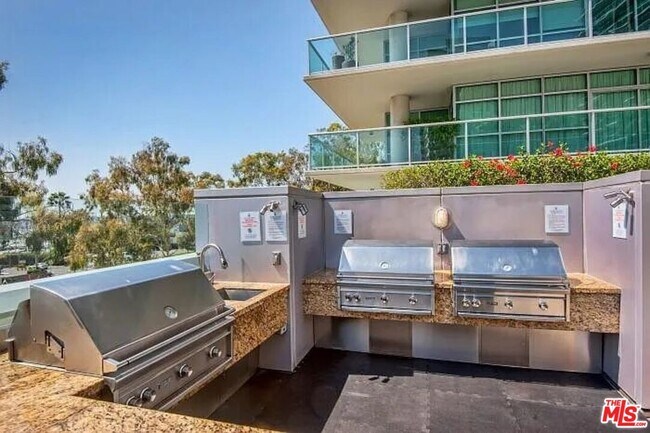 Building Photo - 13700 Marina Pointe Dr