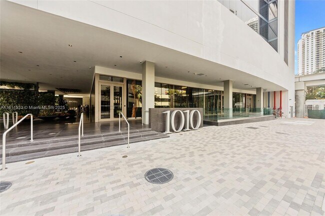 Building Photo - 1010 Brickell Ave