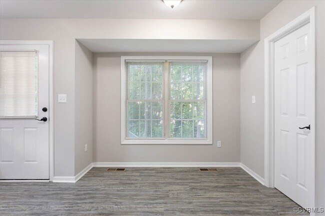 Building Photo - 112 E Highland Ct