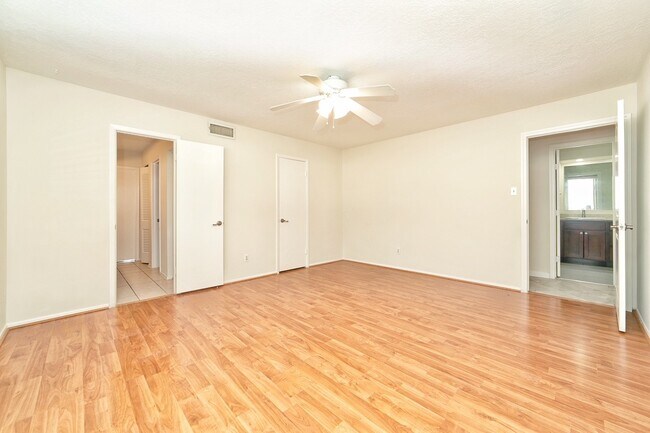 Building Photo - 5822 W Bellfort Ave