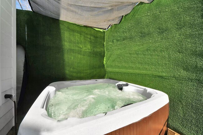 Building Photo - 6747 Peerless St