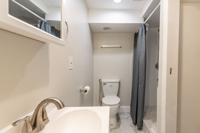 Building Photo - 2 bed 2.5 bath