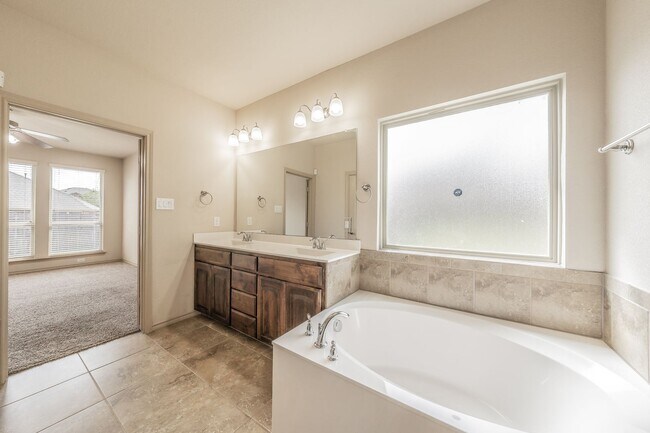 Building Photo - Excellent 3 bedroom plus office in Villages at Edgecliff