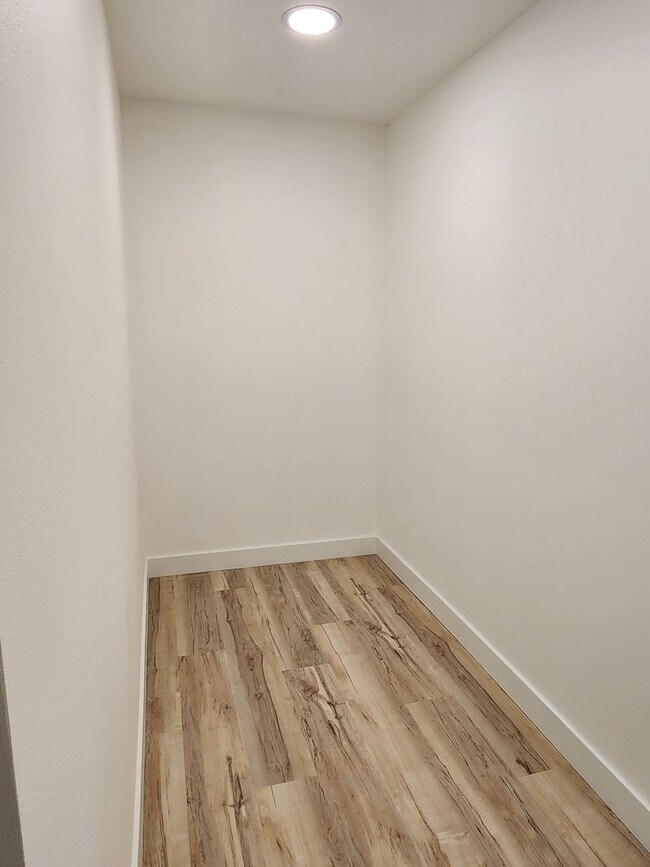 Building Photo - Completely renovated Ranch Style home in Englewood!