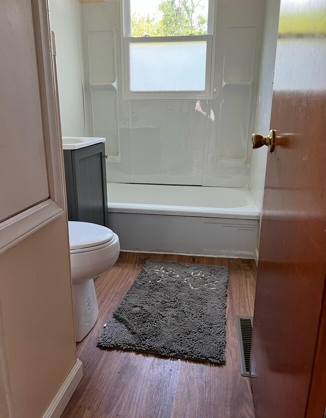 Building Photo - 413 10th St Terrace