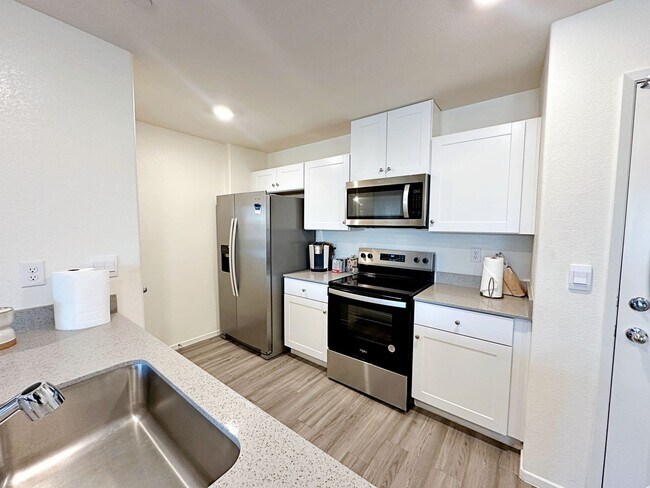 Building Photo - 1 MONTH FREE RENT* 3 BEDROOM TOWNHOUSE LOCATED IN INSPIRADA