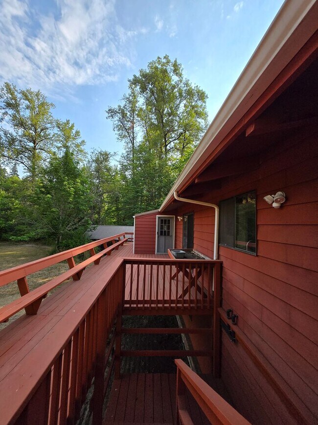 Building Photo - Riverfront Property 3 Bedroom 2 Bath in To...