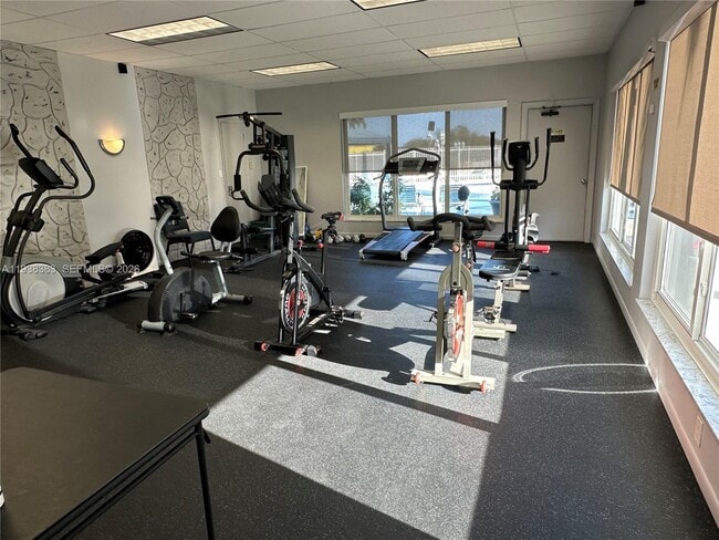 Building Photo - 2420 Park Ln