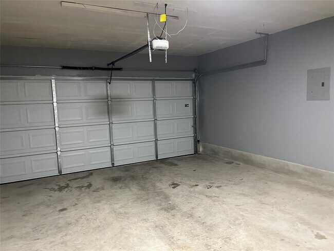 Building Photo - 15106 Chamberlain Ct