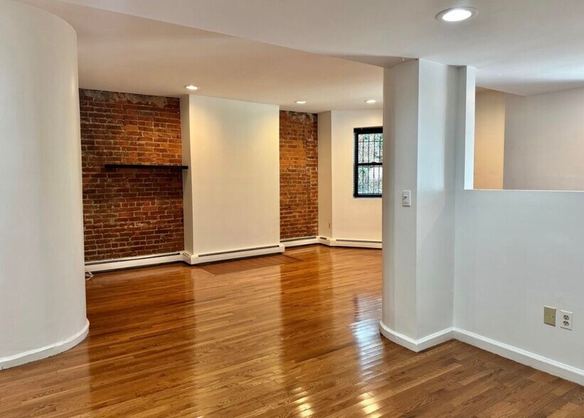 Building Photo - 390 Riverway