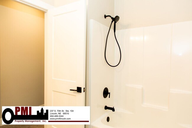 Building Photo - 5 Bedroom and 3 Bathroom House