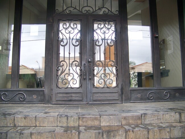 Building Photo - 550 W Regent St