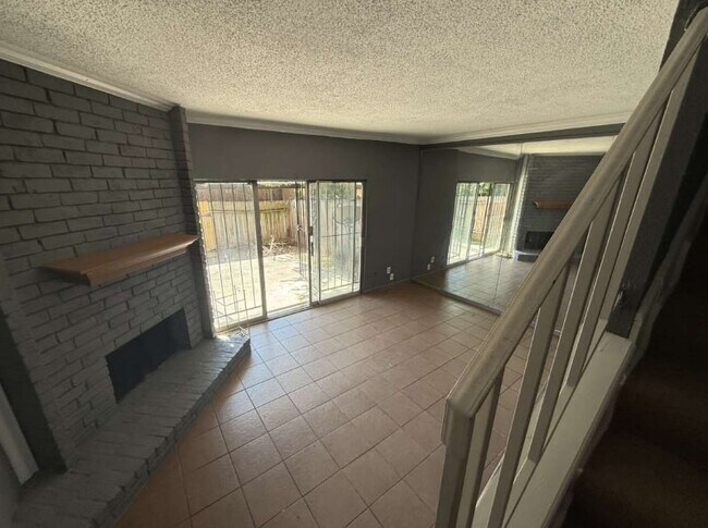 Building Photo - 7700 Creekbend Dr