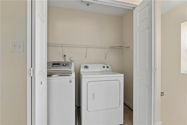 Building Photo - 570 Abbey Village Cir