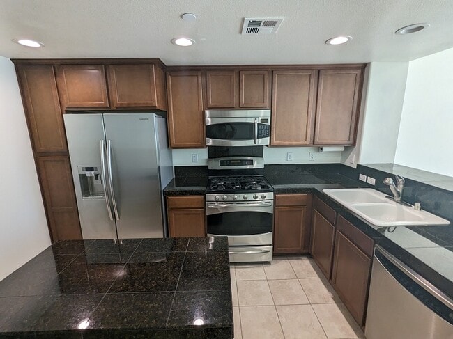 Building Photo - 952 Tarragon Ln