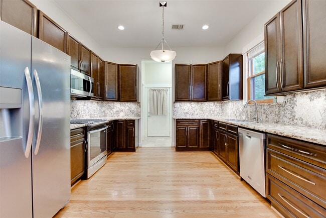 Building Photo - 401 Willard St